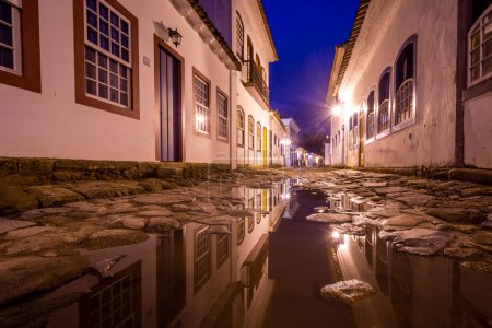 Foto de Beautiful old historic colonial houses and street with water reflections in Paraty, Rio de Janeiro, Brazil - Imagen libre de derechos