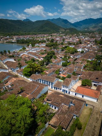 Téléchargez les photos : Magnifiques vieilles maisons et rues coloniales historiques à Paraty, Rio de Janeiro, Brésil - en image libre de droit