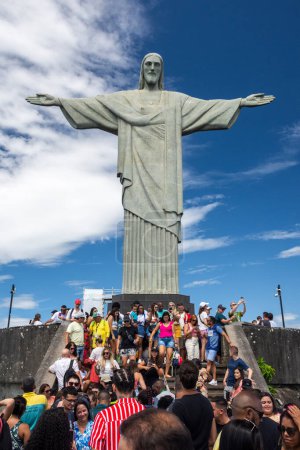 Téléchargez les photos : Beautiful view to tourists on Christ the Redeemer statue with blue sky and sunny day, Rio de Janeiro, Brazil - en image libre de droit