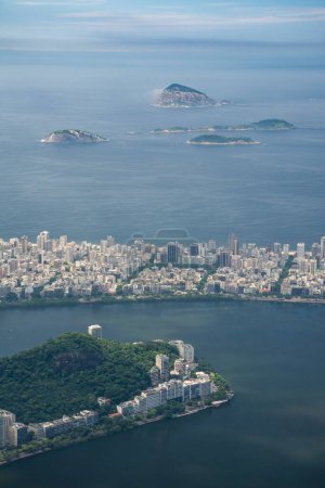 Téléchargez les photos : Belle vue de la montagne Corcovado aux bâtiments de la ville, lagune, océan et îles à Rio de Janeiro, Brésil - en image libre de droit