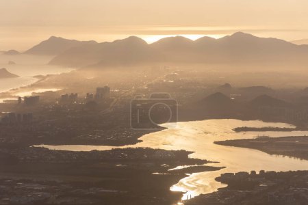 Téléchargez les photos : Belle vue coucher de soleil sur le lac de la ville et les montagnes de Bico do Papagaio dans la forêt de Tijuca, Rio de Janeiro, Brésil - en image libre de droit