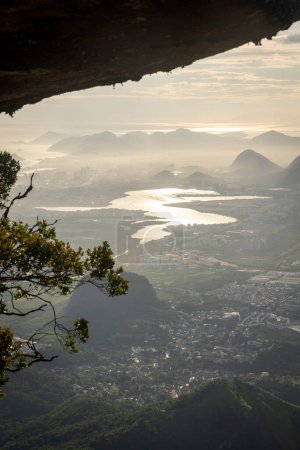 Téléchargez les photos : Belle vue coucher de soleil sur le lac de la ville et les montagnes de Bico do Papagaio dans la forêt de Tijuca, Rio de Janeiro, Brésil - en image libre de droit
