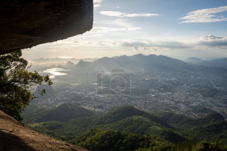 Foto de Hermosa vista a las montañas y al verde escenario de la selva atlántica desde Bico do Papagaio en el Bosque de Tijuca, Río de Janeiro, Brasil - Imagen libre de derechos