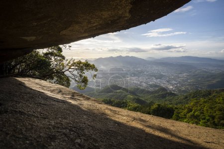 Foto de Beautiful view to mountains and green atlantic rainforest scenario from Bico do Papagaio in Tijuca Forest, Rio de Janeiro, Brazil - Imagen libre de derechos