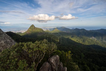 Téléchargez les photos : Belle vue sur les montagnes et la forêt tropicale atlantique verte scénario de Bico do Papagaio dans la forêt de Tijuca, Rio de Janeiro, Brésil - en image libre de droit