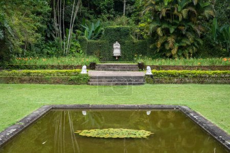 Téléchargez les photos : Belle vue sur jardin verdoyant et étang dans une ancienne maison historique à Museu do Aude, Rio de Janeiro, Brésil - en image libre de droit