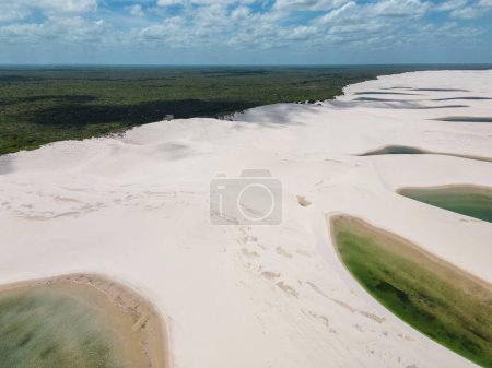 Téléchargez les photos : Beautiful aerial view to white sand dunes and green rainwater pools in Lenis Maranhenses, near Barreirinhas, Maranho, Brazil - en image libre de droit