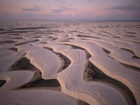 Foto de Hermosa vista a las dunas de arena blanca y piscinas de agua de lluvia en Lenis Maranhenses, cerca de Barreirinhas, Maranho, Brasil - Imagen libre de derechos