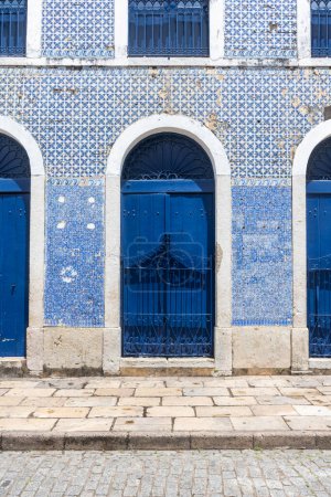 Foto de Beautiful view to facade of historic house building with blue tiles - Imagen libre de derechos