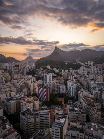 Téléchargez les photos : Belle vue aérienne sur l'heure du coucher du soleil sur les bâtiments de la ville et les montagnes vues depuis Aterro do Flamengo, Rio de Janeiro, Brésil - en image libre de droit
