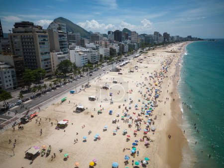 Foto de Beautiful aerial view to beach, ocean, city buildings and mountains in sunny summer day, Rio de Janeiro, Brazil - Imagen libre de derechos