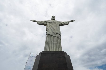 Téléchargez les photos : Beautiful view to Christ the Redeemer statue on cloudy day, Rio de Janeiro, Brazil - en image libre de droit