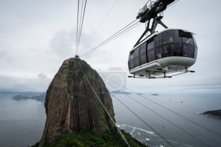 Téléchargez les photos : Belle vue depuis le téléphérique Sugar Loaf par temps nuageux à Rio de Janeiro, Brésil - en image libre de droit