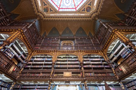 Foto de Beautiful view to interior of historic library in Real Gabinete - Imagen libre de derechos