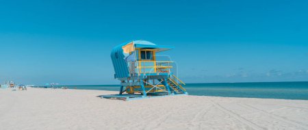 Téléchargez les photos : Lifeguard tower on the beach beautiful miami - en image libre de droit