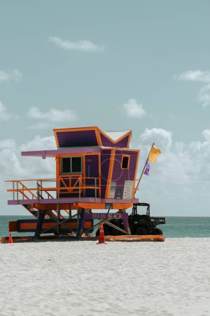 Téléchargez les photos : Cabane de sauveteur sur la plage à Miami Beach - en image libre de droit