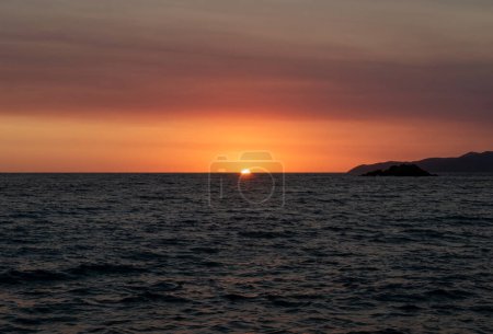 Téléchargez les photos : Coucher de soleil sur la mer à Petrovac, Monténégro - en image libre de droit
