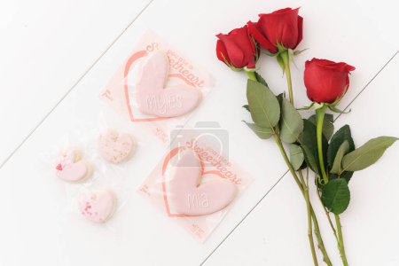 Foto de Two Valentine's Day pink sugar cookies with roses - Imagen libre de derechos