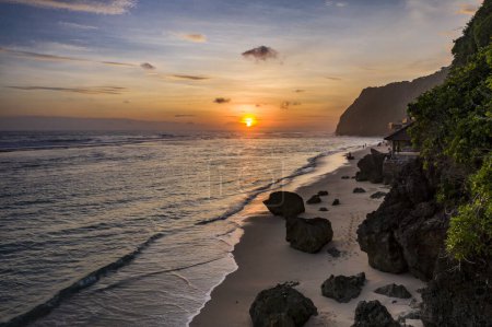 Téléchargez les photos : Sunset over the Beach of Melasti in South Bali in Indonesia - en image libre de droit
