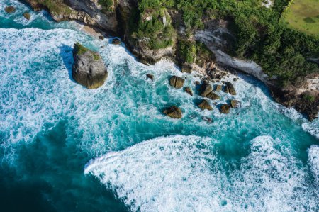 Foto de Waves breaking along the cliffs of Uluwatu in South Bali Indonesia - Imagen libre de derechos