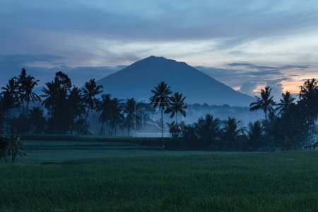 Téléchargez les photos : Misty lever de soleil du volcan Agung à Tampaksiring Bali - en image libre de droit