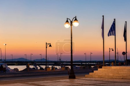 Téléchargez les photos : Street lights silhouetted at sunset on Naxos, Greece - en image libre de droit