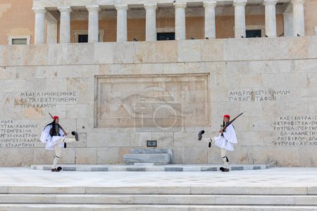 Foto de Soldados griegos custodian la Tumba del Soldado Desconocido en el Parlamento - Imagen libre de derechos