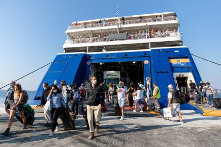 Téléchargez les photos : Travelers disembark from a ferry on Santorini in the Greek Isles - en image libre de droit
