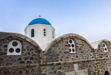 Foto de Una iglesia de cúpula azul en Fira en Santorini en las islas griegas - Imagen libre de derechos