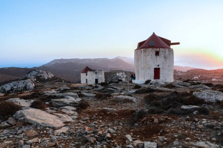 Foto de Molinos de viento Chora Amorgos al atardecer en Chora, Amorgos - Imagen libre de derechos