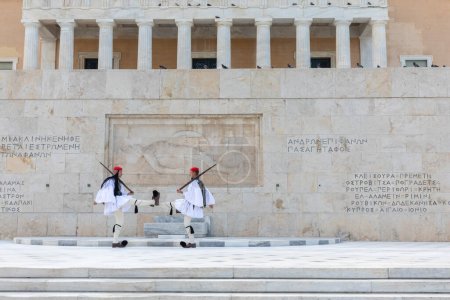Foto de Soldados griegos custodian la Tumba del Soldado Desconocido en el Parlamento - Imagen libre de derechos