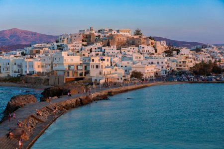 Foto de View of Naxos Town from the Temple of Appolo in the Greek Islands - Imagen libre de derechos