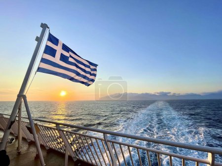 Foto de Bandera griega y vista al atardecer desde el ferry entre las islas griegas - Imagen libre de derechos