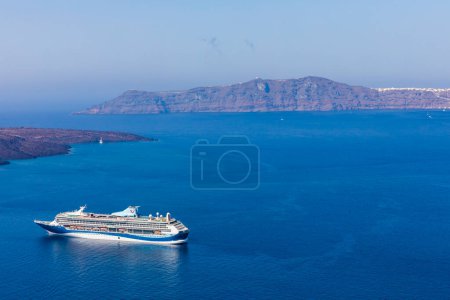 Téléchargez les photos : Overhead view of Greek ferry from Fira Village, Santorini - en image libre de droit