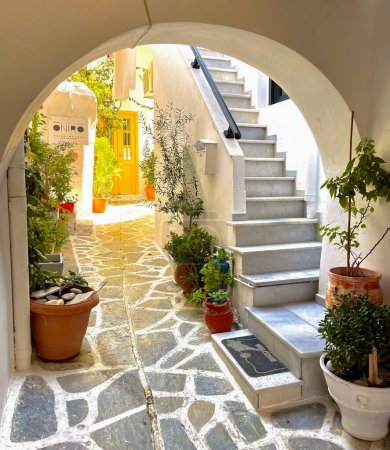 Foto de Stairs in archway in stucco building on Naxos, Greece - Imagen libre de derechos