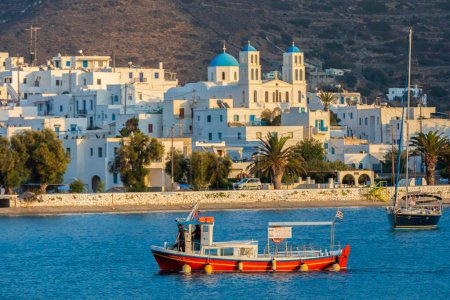 Téléchargez les photos : Colorful boats in blue water on Amorgos, Greek Islands - en image libre de droit