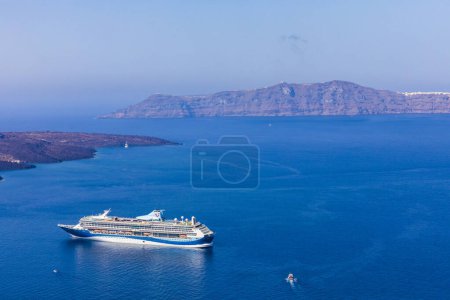 Foto de Vista aérea del ferry griego desde Fira Village, Santorini - Imagen libre de derechos