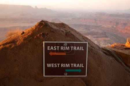Téléchargez les photos : East and West rim Trail Sign in Dead Horse State Park at sunrise - en image libre de droit