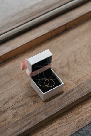 Téléchargez les photos : Golden wedding rings in ring box on wooden surface - en image libre de droit