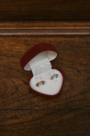 Foto de Wedding rings in heart shaped ring box - Imagen libre de derechos