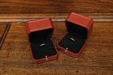 Téléchargez les photos : Anneaux de mariage dorés dans la boîte à bague Cartier - en image libre de droit