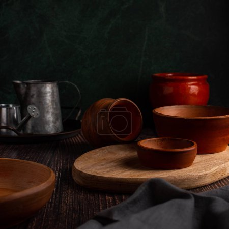 Téléchargez les photos : Clay dishes on a wooden table - en image libre de droit