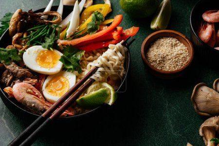 Téléchargez les photos : Nouilles asiatiques aux légumes et crevettes - en image libre de droit