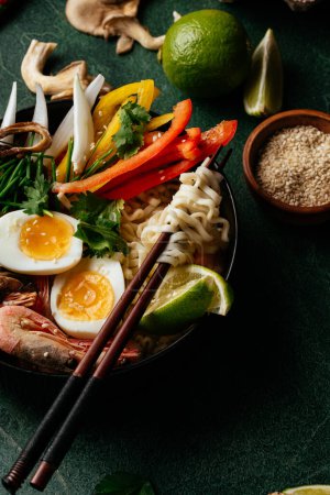 Téléchargez les photos : Asian noodles with vegetables and shrimp - en image libre de droit