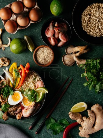 Foto de Fideos asiáticos con verduras y camarones - Imagen libre de derechos