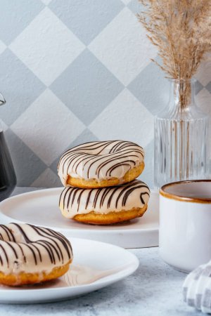 Téléchargez les photos : Coffee donuts in light glaze and coffee with a cup - en image libre de droit