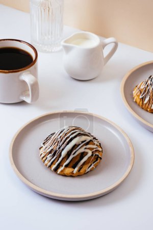 Téléchargez les photos : Homemade dessert with cream, coffee in a cup. light beige backgr - en image libre de droit