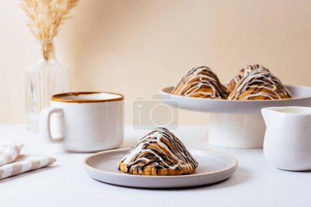 Téléchargez les photos : Homemade dessert with cream, coffee in a cup. light beige backgr - en image libre de droit