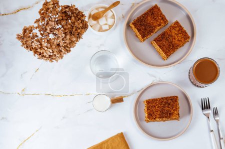 Téléchargez les photos : Pâtisserie sablée en couches maison au caramel - en image libre de droit