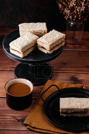 Foto de Homemade shortbread pastry with jam - Imagen libre de derechos